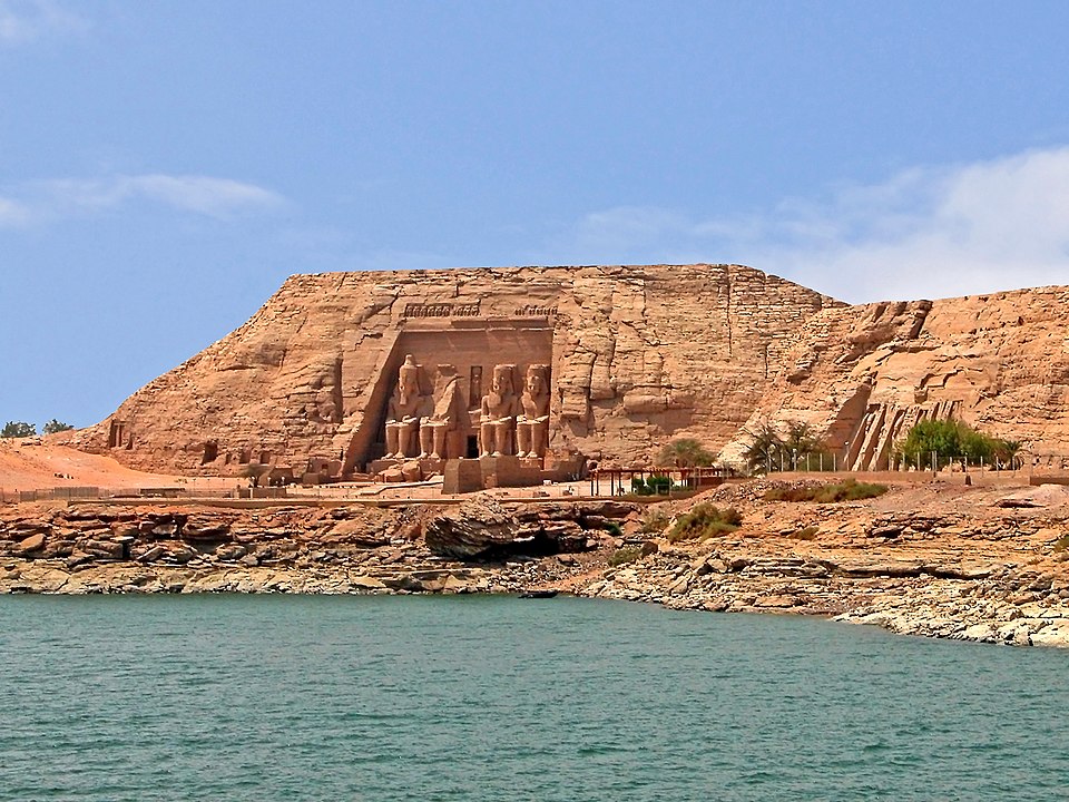 Abu Simbel integra a lista de Patrimônio Mundial da UNESCO, reconhecido por sua importância histórica e artística incomparável. O complexo simboliza a capacidade humana de criar obras grandiosas e preservá-las para o futuro. Sua proteção garante que gerações continuem a admirar sua beleza e significado cultural.