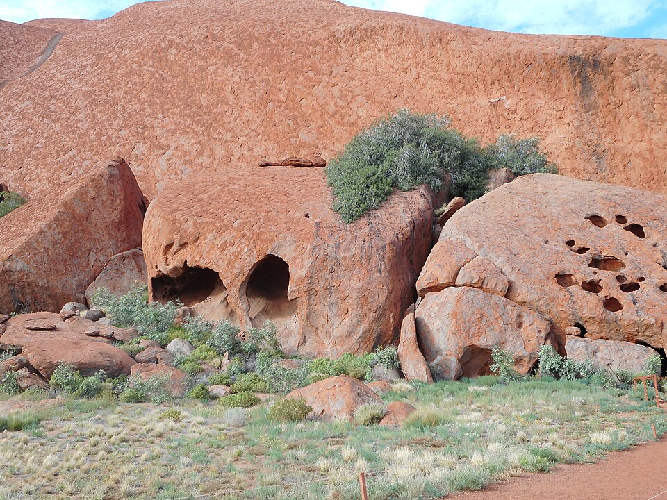 Para os Anangu, o Uluru vai muito além de uma formação rochosa. Ele representa um espaço vivo de narrativas ancestrais, onde natureza, espiritualidade e identidade se conectam de forma inseparável.