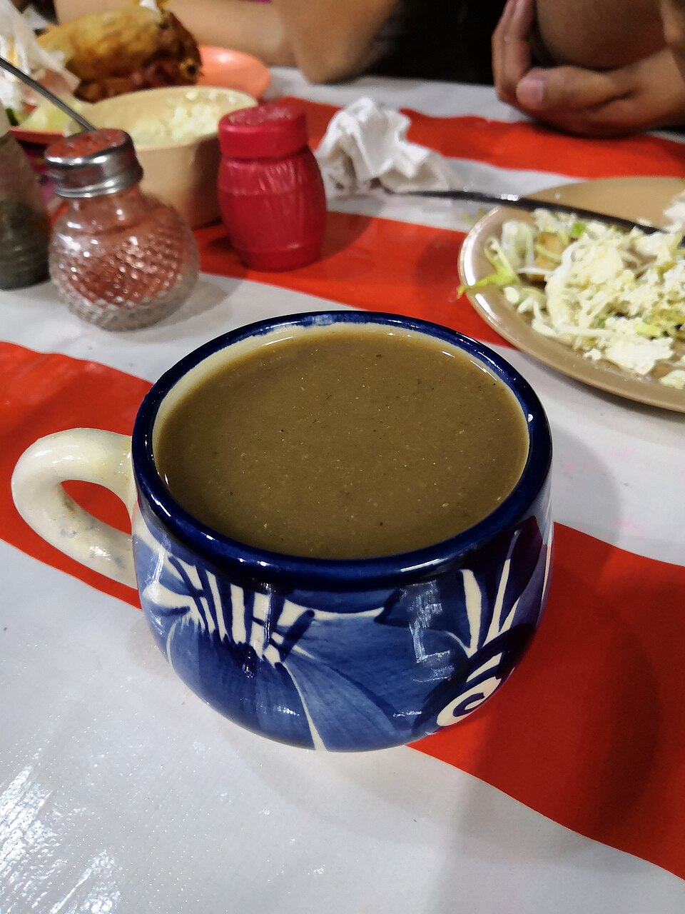 O atole tem origem nas civilizações pré-colombianas, que consideravam o milho um alimento sagrado e base da dieta. Com a colonização, a bebida ganhou novas versões ao incorporar leite, açúcar e especiarias, tornando-se parte do cotidiano e das festas religiosas em todo o México. Sua tradição mostra como práticas ancestrais se transformaram em símbolos culturais que atravessam gerações e permanecem vivas até hoje, reforçando a identidade nacional e o vínculo com o milho como elemento central da c