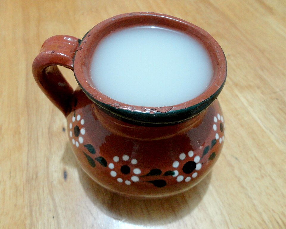 O atole é uma bebida tradicional mexicana feita à base de milho, leite, açúcar e especiarias, muito consumida no café da manhã e em festas típicas. Sua textura espessa e sabor reconfortante a tornam símbolo de aconchego e identidade cultural. Historicamente, o atole remonta às civilizações pré-hispânicas, que já utilizavam o milho como alimento sagrado e essencial. Ao longo dos séculos, a bebida se adaptou às diferentes regiões e costumes, mantendo-se presente em celebrações como o Dia de los Mu -  (crédito: Juan Carlos Fonseca Mata wikimedia commons )