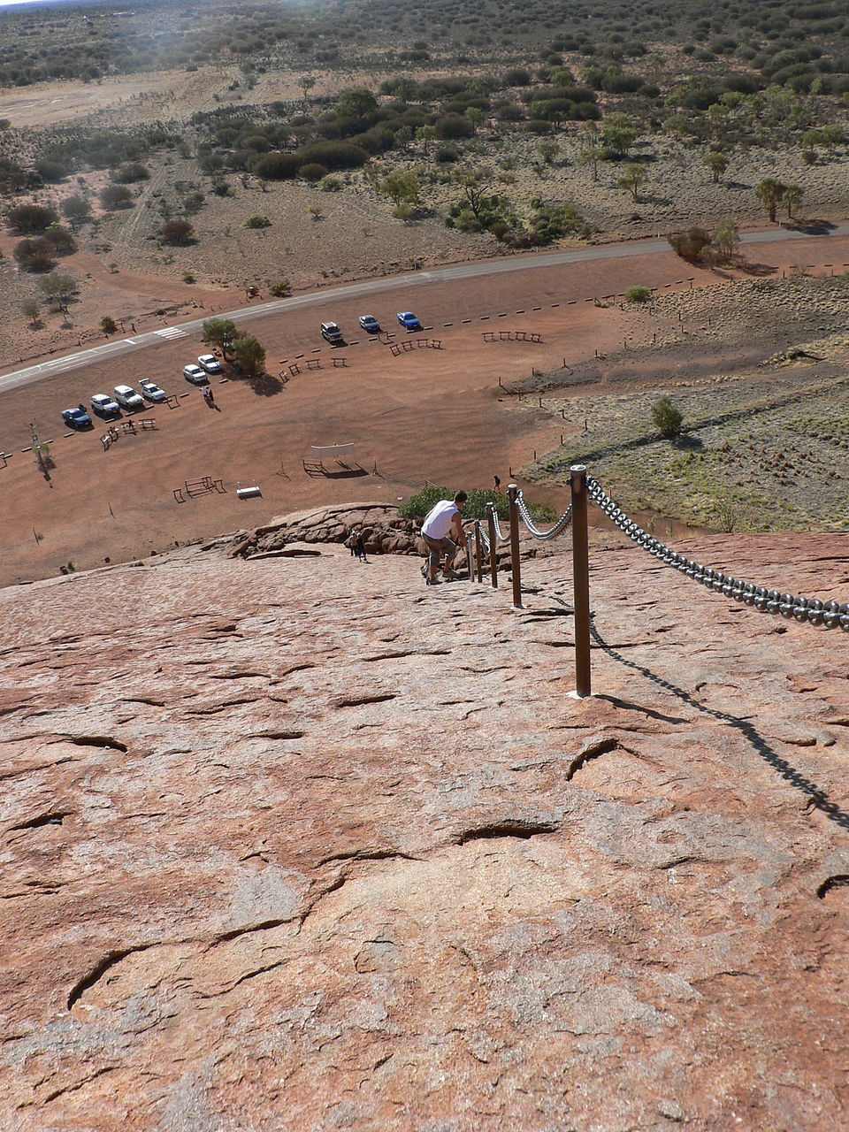Além da rocha, há outros locais que podem ser conhecidos ao visitar o Uluru: Kata Tjuta, também chamada de Olgas, é um conjunto de rochas imponentes. Entre elas, o Vale dos Ventos é a mais popular, conduzindo os visitantes por passagens estreitas e miradouros que oferecem vistas espetaculares, criando uma conexão profunda com a vastidão do deserto australiano.
