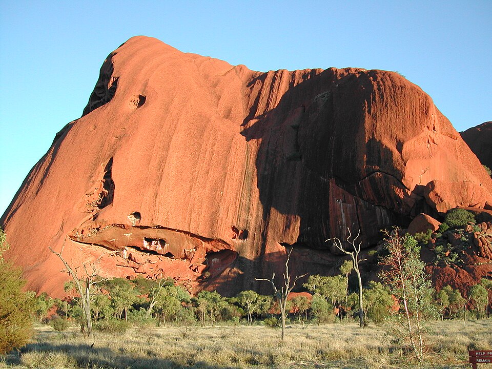 Visitar Uluru no verão significa enfrentar enxames de moscas, que buscam qualquer gota de umidade. Apesar do desconforto, essa é uma realidade da vida no deserto, onde cada recurso é vital.