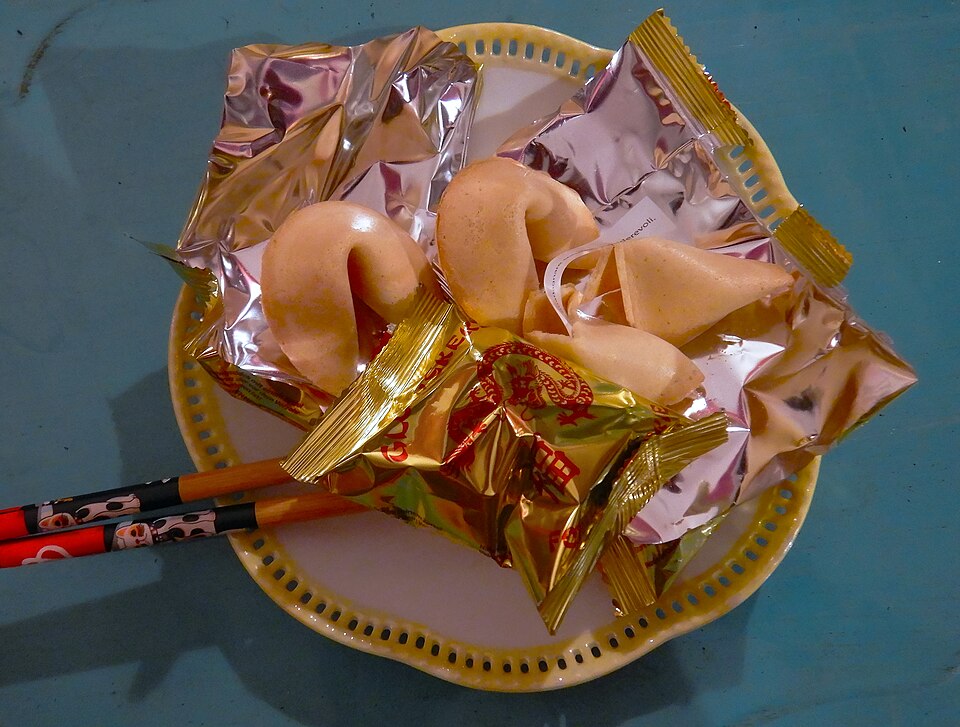 Em alguns lugares, pode aparecer ao lado de sobremesas ou pequenos lanches. Essa combinação reforça a ideia de encerramento da refeição com um toque doce e simbólico.
