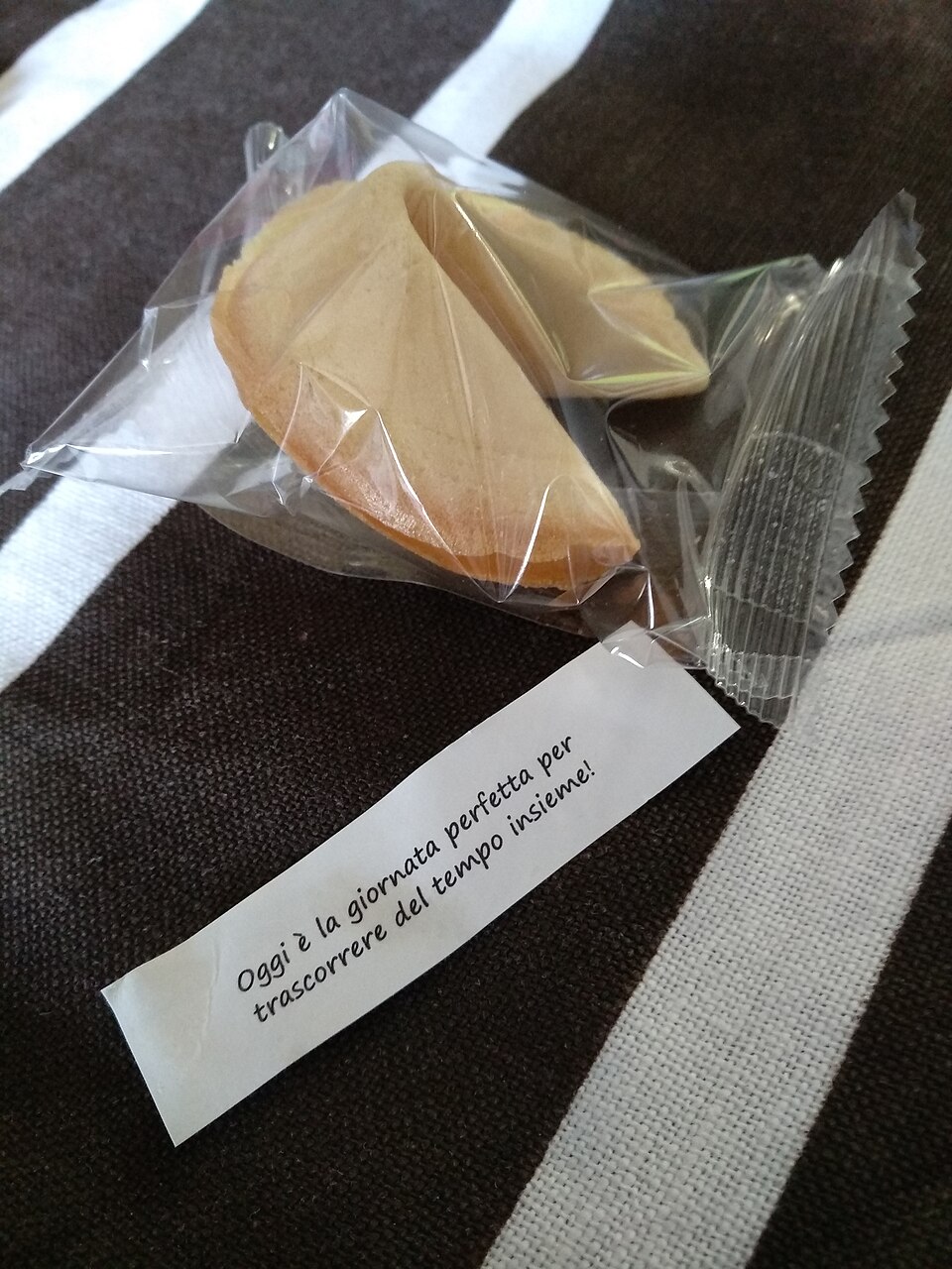 As frases costumam ser positivas, com conselhos, previsões ou reflexões simples. Em alguns casos, também aparecem números considerados “da sorte”, usados por quem gosta de jogos e apostas.