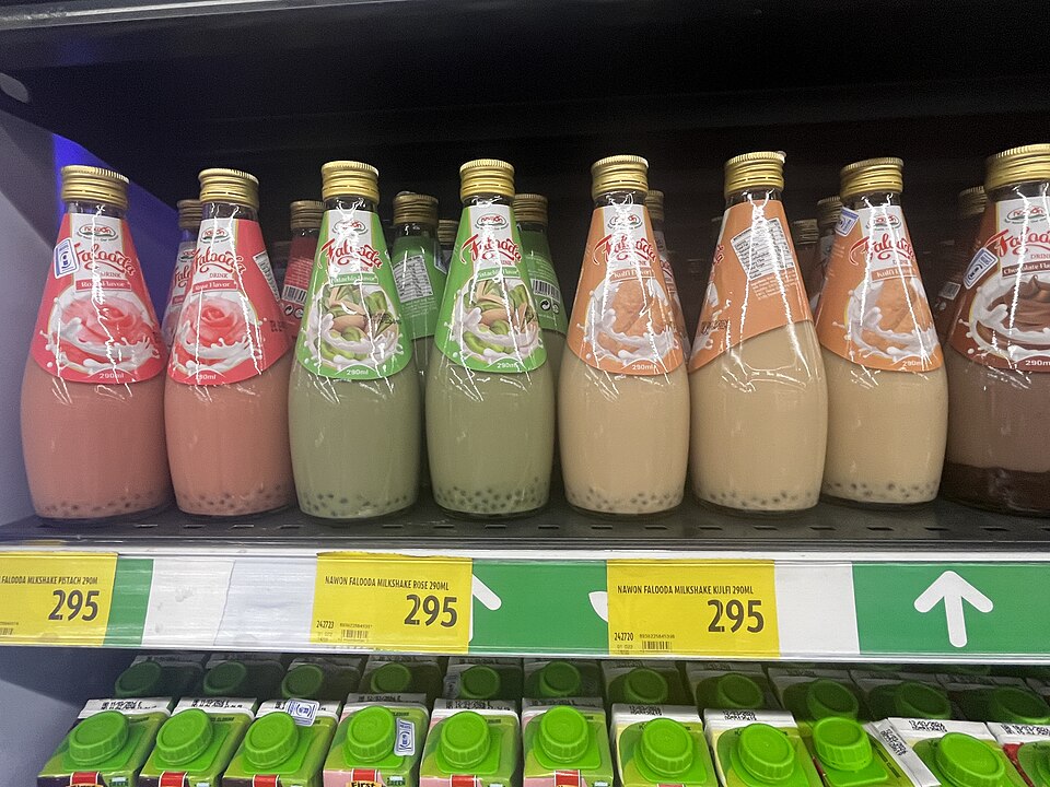 Nos dias de hoje, a falooda aparece em restaurantes modernos e até em cardápios internacionais, conquistando novos públicos. Sua estética colorida e sabor marcante a tornam atraente para redes sociais e experiências gastronômicas contemporâneas, ampliando sua visibilidade.  A bebida tambémé vendida em garrafas nos mercados. 