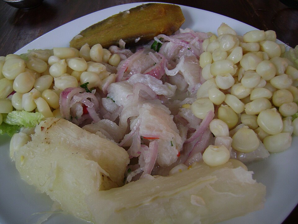 O ceviche é considerado um prato saudável, rico em proteínas e baixo em gorduras. O uso de limão contribui para a conservação e adiciona vitamina C. Essa combinação faz dele uma opção nutritiva e refrescante, especialmente em climas quentes.