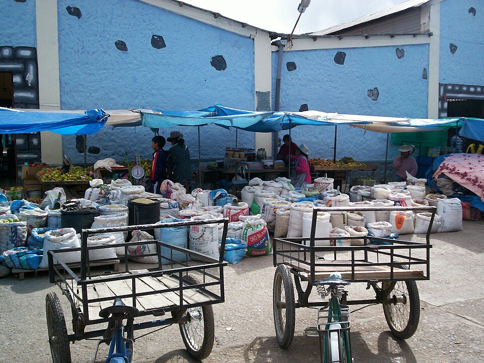 A preservação cultural em Chivay encanta visitantes e reforça a identidade da região.  Os mercados de rua oferecem produtos típicos da região. Portanto, o cânion é também palco de costumes que resistem ao tempo. As águas termais de La Calera também  são uma atração imperdível para quem visita Chivay. 