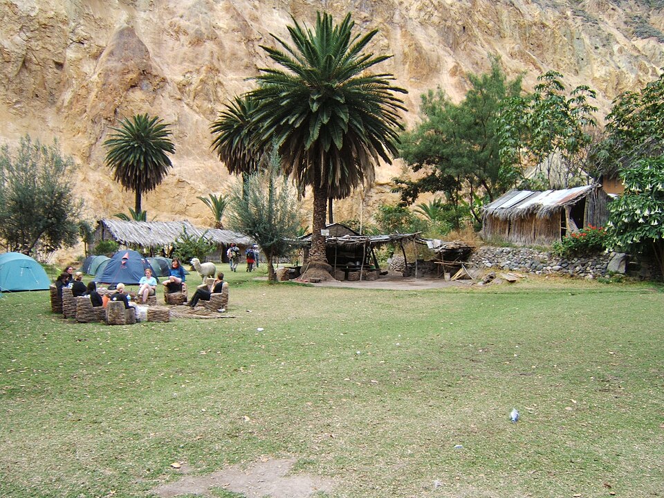 Situado a cerca de 160 quilômetros a noroeste de Arequipa e 40 quilômetros de Chivay, o Cânion do Colca é facilmente acessível para viajantes. Essa proximidade torna a região um dos pontos turísticos mais visitados do Peru. Portanto, sua localização estratégica favorece tanto o turismo quanto a preservação cultural.