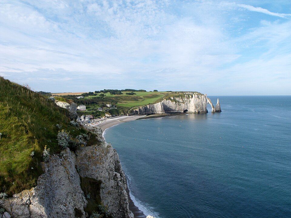 As falésias são patrimônio natural e cultural da França, reconhecidas por sua beleza e relevância histórica. Sua presença constante em obras de arte reforça seu valor simbólico e sua importância para a identidade nacional. O turismo sustentável busca preservar esse legado para o futuro.