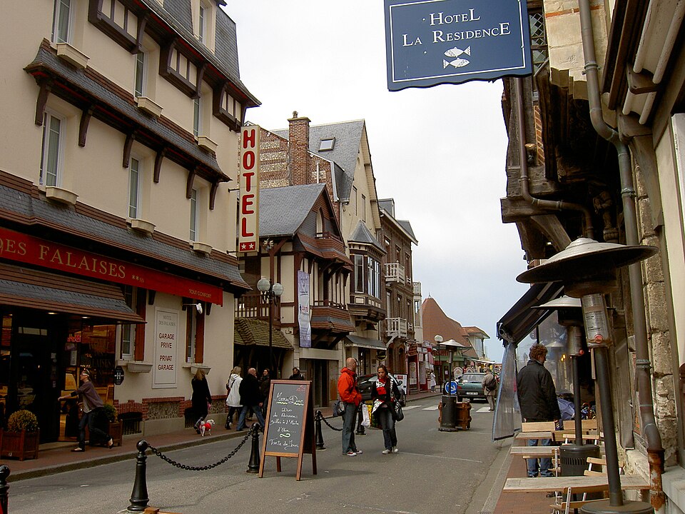 A forma mais prática de chegar é de carro, com 200 quilômetros de Paris, 117 quilômetros de Caen e apenas 27 quilômetros de Le Havre. O trajeto revela vilarejos e campos típicos da Normandia, que enriquecem a viagem. Assim, o deslocamento já se torna parte da experiência cultural e visual.