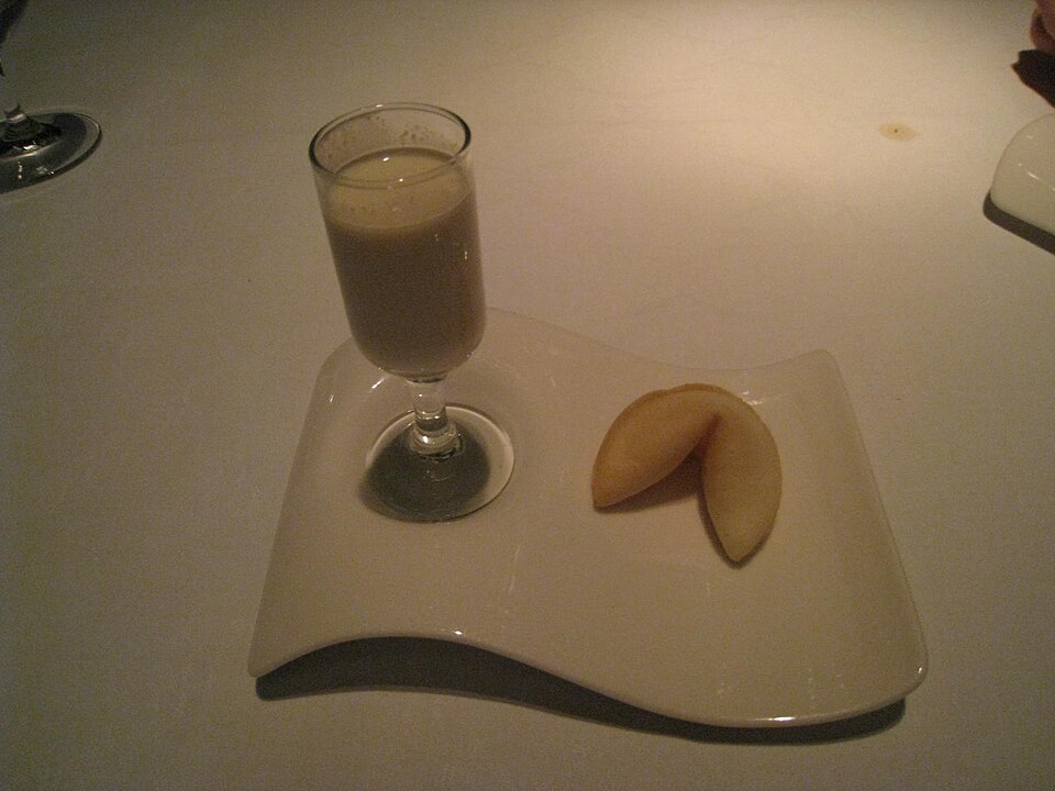 Outro detalhe interessante é que o biscoito costuma acompanhar bebidas. Em muitos restaurantes, ele é servido junto com chá, mas também combina com café ou até um cappuccino.