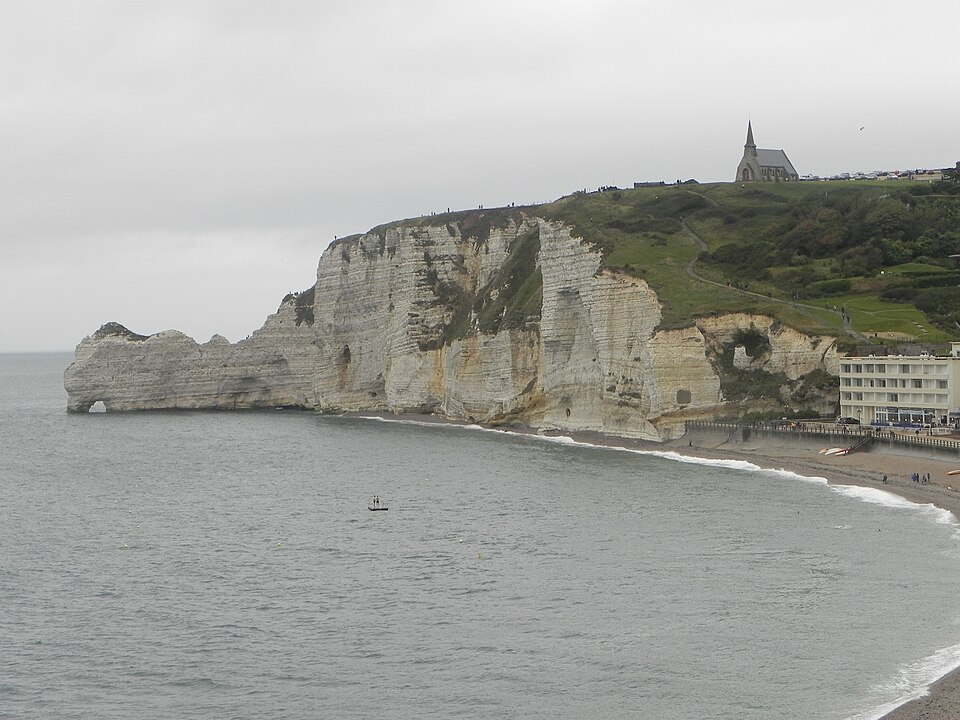 Visitar Étretat é mergulhar em uma experiência sensorial completa que envolve visão, audição e emoção. O som das ondas, o vento cortante e a imponência das rochas criam uma atmosfera única e inesquecível. Cada passo nas trilhas desperta novas sensações e reflexões sobre a natureza.