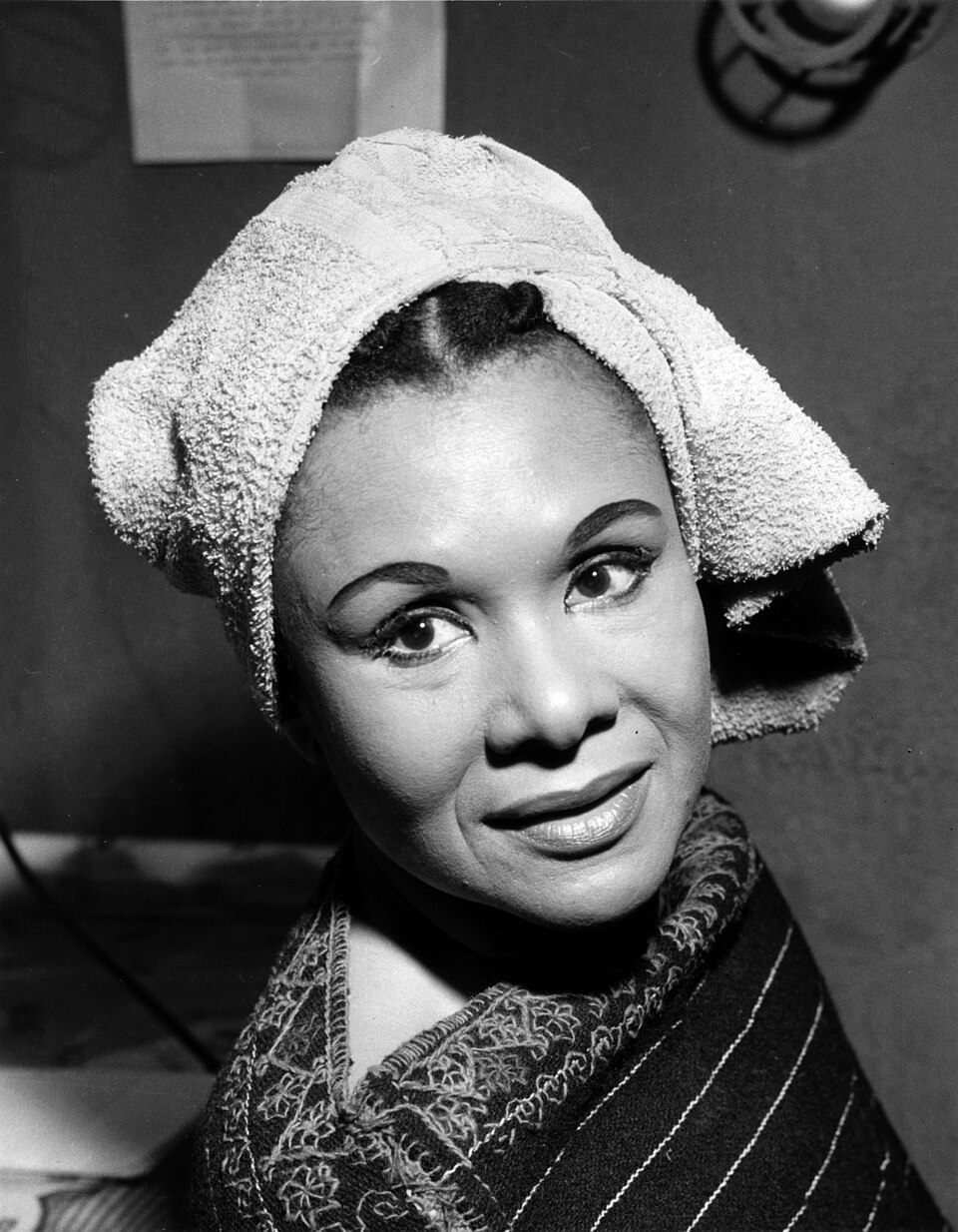 Katherine Dunham uniu pesquisa antropológica e arte ao valorizar danças afro-caribenhas e afro-americanas, levando tradições antes marginalizadas aos palcos. Criou uma técnica própria que influenciou o jazz e a dança moderna, ampliando horizontes culturais. Sua obra destacou a importância da diversidade e da ancestralidade na dança, tornando-se referência mundial de inovação e resistência.
