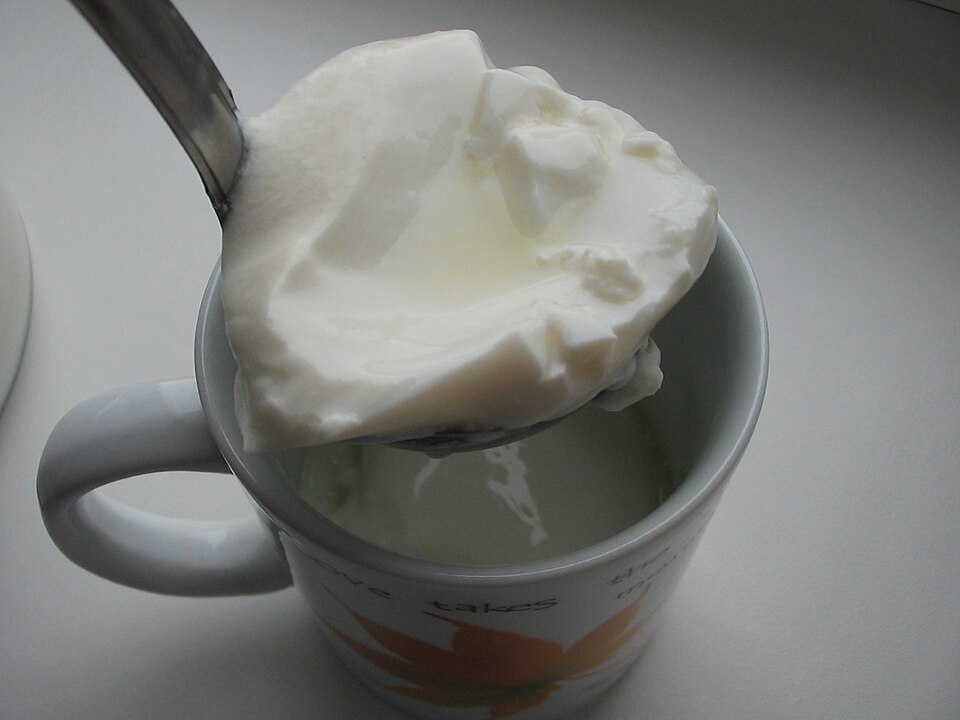 O preparo envolve deixar o leite fermentar naturalmente até adquirir acidez e textura cremosa. Esse processo simples resulta em uma bebida nutritiva e de sabor marcante. A técnica artesanal reforça o vínculo entre tradição e cotidiano.