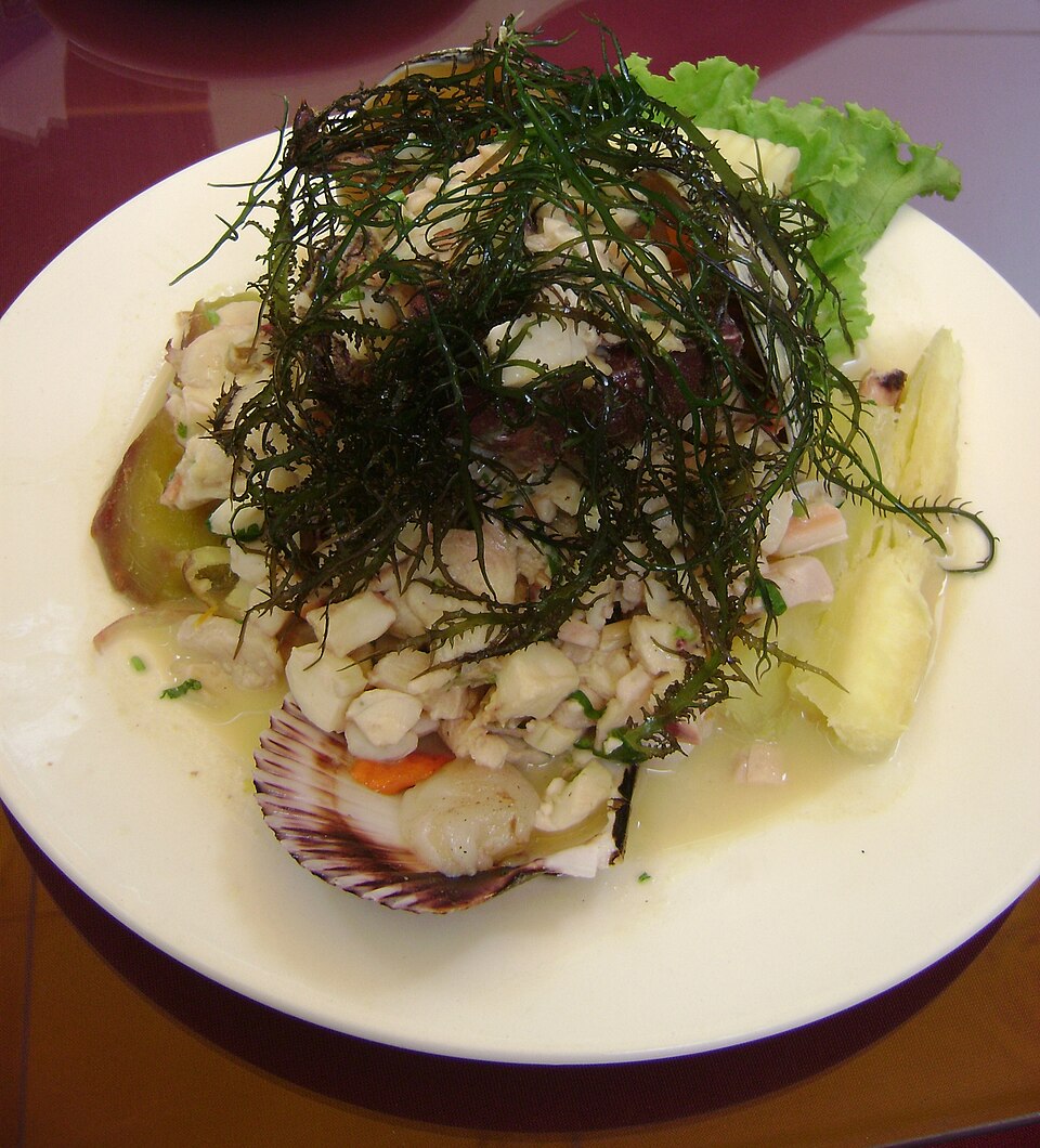 Mais do que um prato, o ceviche é símbolo da identidade peruana e da relação do povo com o mar. Representa história, cultura e orgulho nacional, sendo reconhecido como emblema gastronômico. Sua preservação e valorização são vistas como parte da memória coletiva do país.