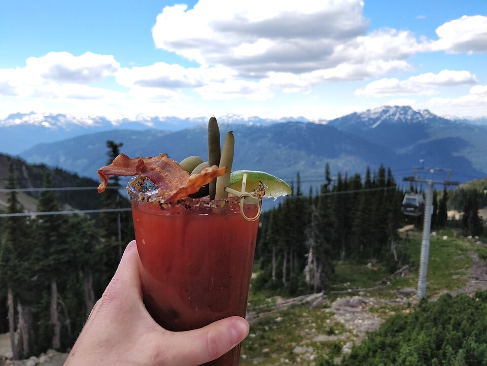 No México, o clamato é associado a momentos de descontração e celebração, presente em bares e encontros familiares. Já no Canadá, ganhou prestígio ao se tornar parte da identidade de um drink nacional. Essa dupla trajetória revela como uma mesma bebida pode assumir significados distintos em diferentes sociedades.
