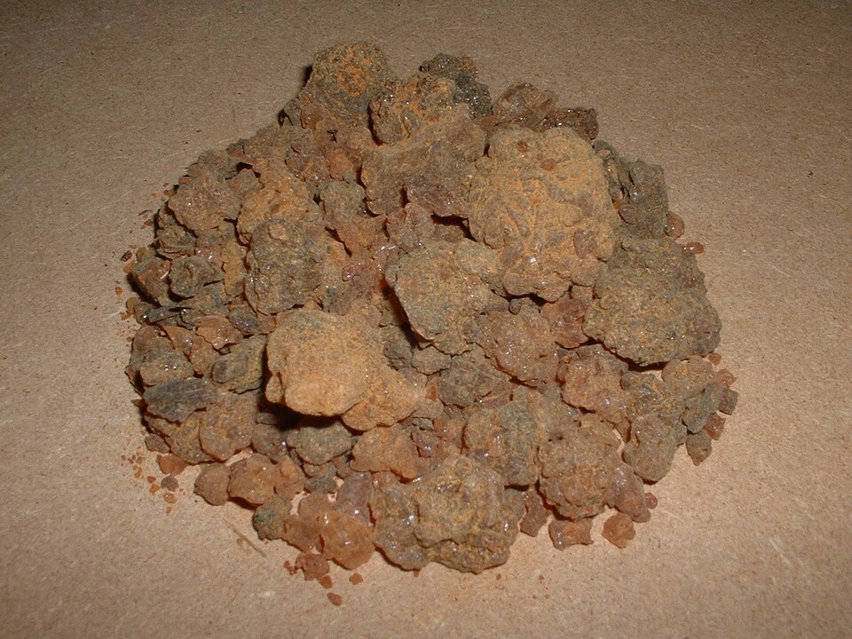 A mirra pode ser usada em pó, óleo essencial ou resina, aplicada em queimadores ou diluída em ungüentos. Hoje é muito empregada em aromaterapia e em produtos cosméticos, devido ao seu poder regenerador da pele.
