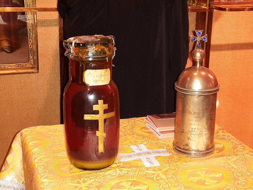 Na forma de óleo ou resina queimada, a mirra também era utilizada como incenso em templos e rituais religiosos. Seu aroma intenso ajudava a criar uma atmosfera solene e simbólica, associada à espiritualidade. 