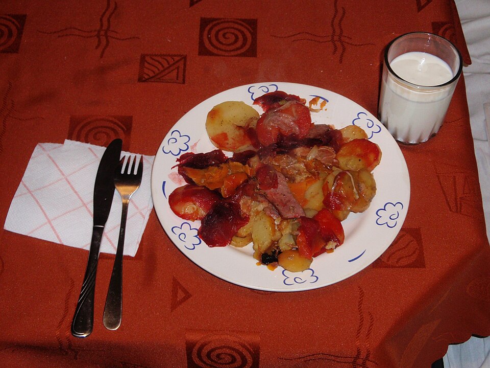 A culinária local de Toru? valoriza receitas caseiras e sabores tradicionais da Polônia, com pratos à base de carne, batata e repolho, muito presentes no dia a dia. Essas preparações costumam ser simples, mas marcantes, refletindo a herança cultural da região.  Entre os pratos, destacam-se o Pra?onki (foto), Golabki  e Kapusta Z Ziemniakami. 