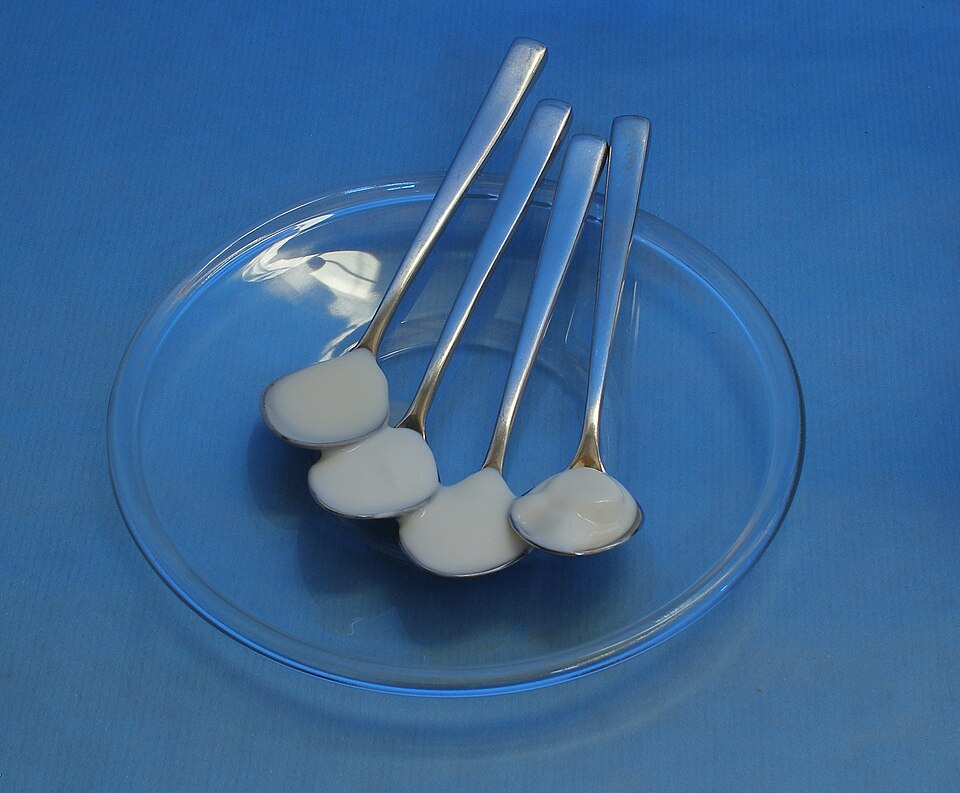 Hoje, o suurpiim é produzido em escala industrial, mas ainda preserva técnicas tradicionais. Ele pode ser encontrado em diferentes versões, variando em intensidade de sabor e cremosidade. Essa diversidade mostra como a bebida continua viva e adaptável ao gosto moderno.