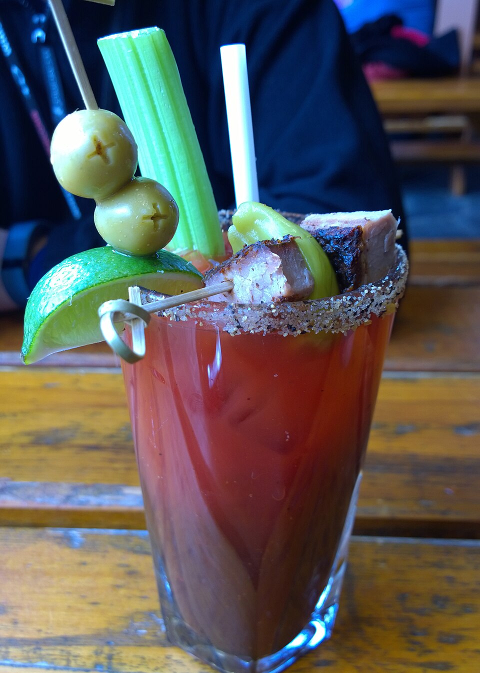 O clamato se tornou indispensável em receitas de drinks, especialmente na michelada mexicana, que mistura cerveja, limão e especiarias. No Canadá, consolidou-se como base do Bloody Caesar, elevando seu status a ingrediente icônico. Essa versatilidade mostra como a bebida se adaptou a diferentes culturas e paladares.
