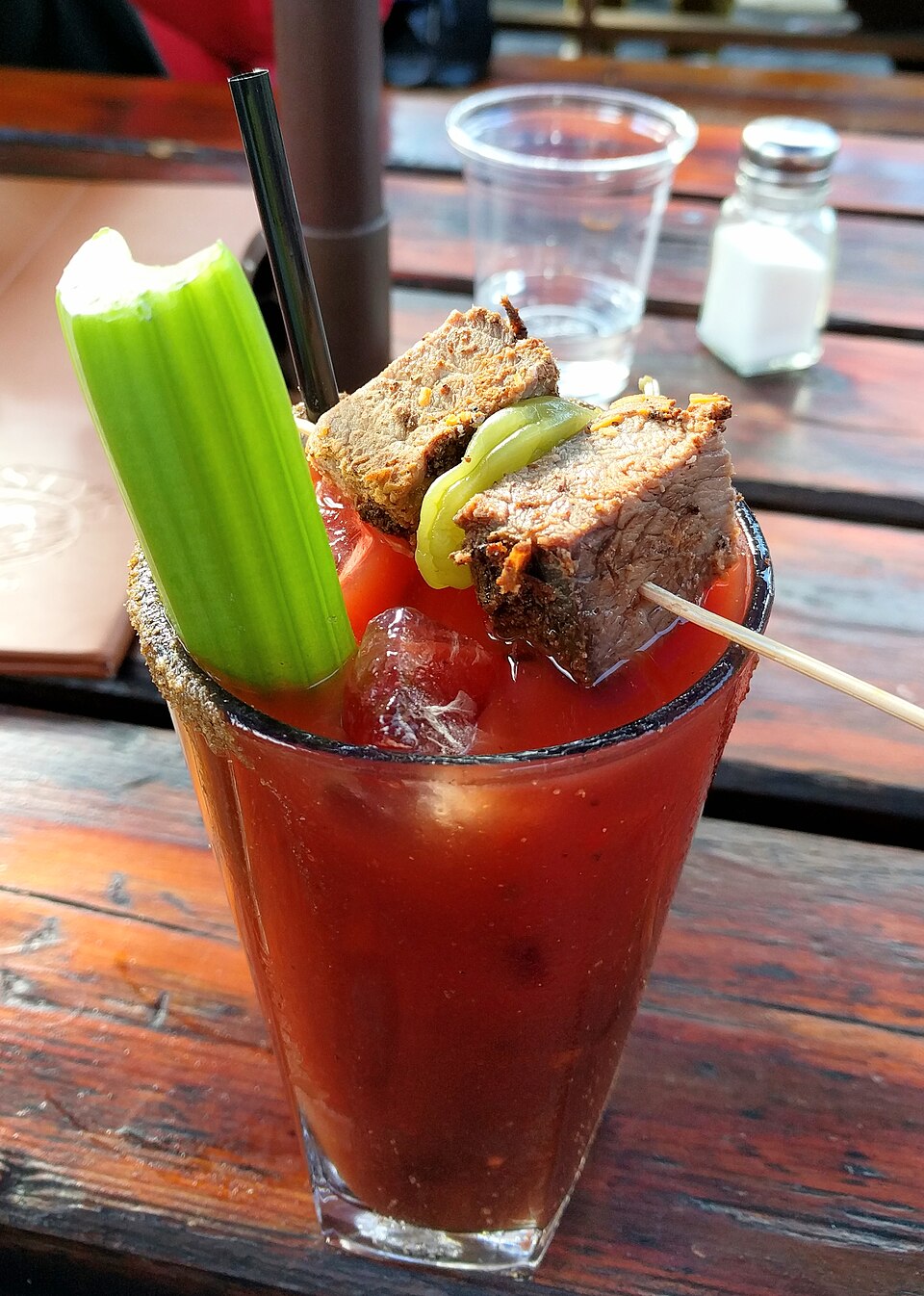 Apesar de seu sabor intenso dividir opiniões, o clamato mantém uma base fiel de consumidores. Além dos coquetéis, ele aparece em receitas culinárias, ampliando seu alcance e utilidade. Essa capacidade de se reinventar garante sua permanência como referência gastronômica, unindo tradição e inovação em um só produto.