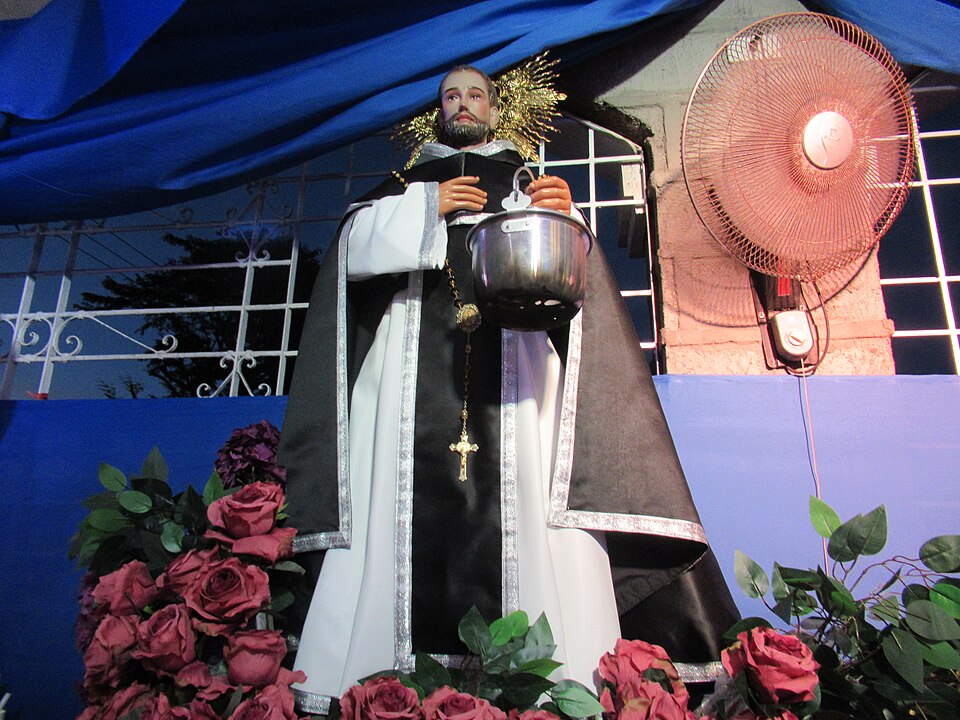 São João Macías
João Macías nasceu na Espanha, em 1585, mas viveu grande parte de sua vida no Peru, onde se destacou por sua fé e dedicação religiosa. Assim como Martinho de Porres, ingressou na Ordem Dominicana como irmão leigo. Ficou conhecido por sua vida simples, pela oração constante e pelo atendimento aos pobres, especialmente na distribuição de alimentos. Sua atuação era marcada pela paciência e pela espiritualidade profunda.