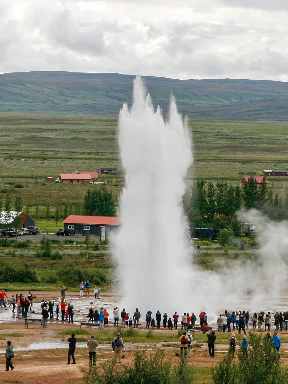 O Grande Geysir, ativo desde o século 13, já alcançou 122 metros de altura, mas hoje está menos frequente. Ao lado dele, também na Islândia, Strokkur mantém o espetáculo diário, com jatos de até 50 metros. Juntos, simbolizam o país como berço do nome e da cultura dos gêiseres.