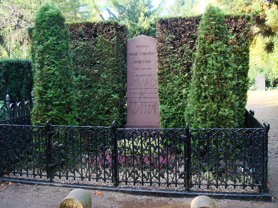 Hans Christian Andersen morreu em 1875, mas seu legado permanece vivo. Seus contos seguem encantando leitores e inspirando novas adaptações até hoje.