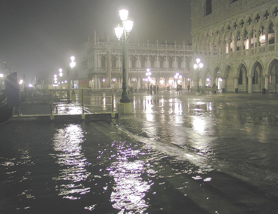A praça é frequentemente inundada pelo fenômeno da acqua alta, quando a maré sobe e cobre o piso histórico. Esse evento, embora problemático, tornou-se parte da identidade de Veneza e atrai curiosidade mundial. Passarelas temporárias são instaladas para permitir a circulação, mostrando a adaptação da cidade ao ambiente.