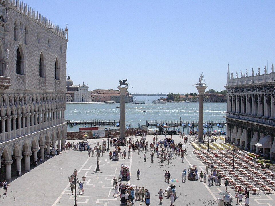 Mais do que um ponto turístico, a Praça de São Marcos é símbolo da identidade veneziana e da relação da cidade com o mar. Representa poder, fé e cultura, sendo referência mundial de patrimônio histórico. Sua preservação é um desafio constante, mas também um compromisso com a memória coletiva da humanidade.