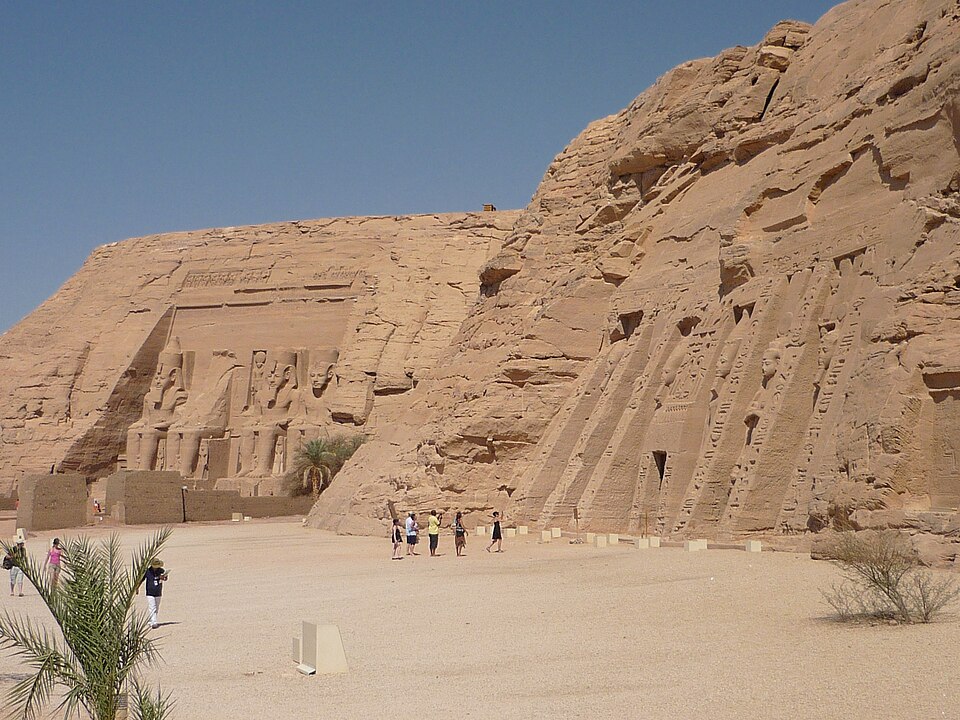 Os templos refletem a ideologia do poder faraônico, exaltando conquistas militares e devoção religiosa em cada detalhe. Abu Simbel também revela aspectos sociais, como a valorização da rainha Nefertari em escala monumental. O conjunto é testemunho da complexidade cultural do Egito Antigo e de sua visão de mundo.