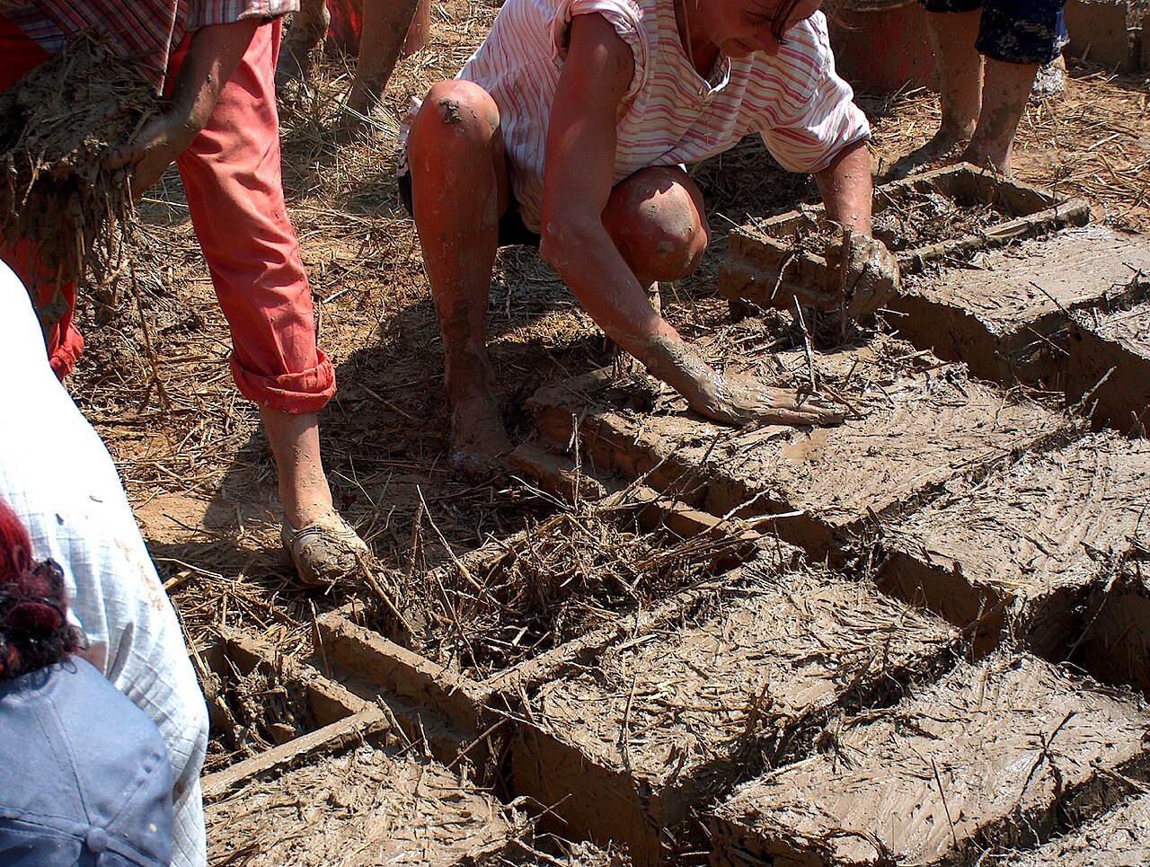 Mas o que é o adobe? O adobe é um material de construção feito basicamente de terra crua, água e fibras naturais, como a palha. Esses elementos são misturados até formar uma massa homogênea, adequada para a moldagem. Diferentemente dos tijolos convencionais, o adobe não passa por queima em forno.
