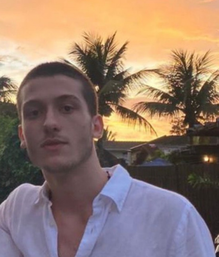 No início de abril, Dinho Ouro Preto também usou as redes sociais para parabenizar e homenagear o filho caçula, Afonso. O cantor, que compartilhou fotos raras do filho, escreveu um texto no qual o descreveu como gentil, inteligente e generoso. Ele ainda afirmou que o filho está “anos-luz” à sua frente e compartilhou o quão orgulhoso estava de vê-lo crescer e se tornar adulto. Afonso, nascido em 2003, é fruto do relacionamento com Maria Cattaneo. O casal também é pai de Giulia, nascida em 1997, e