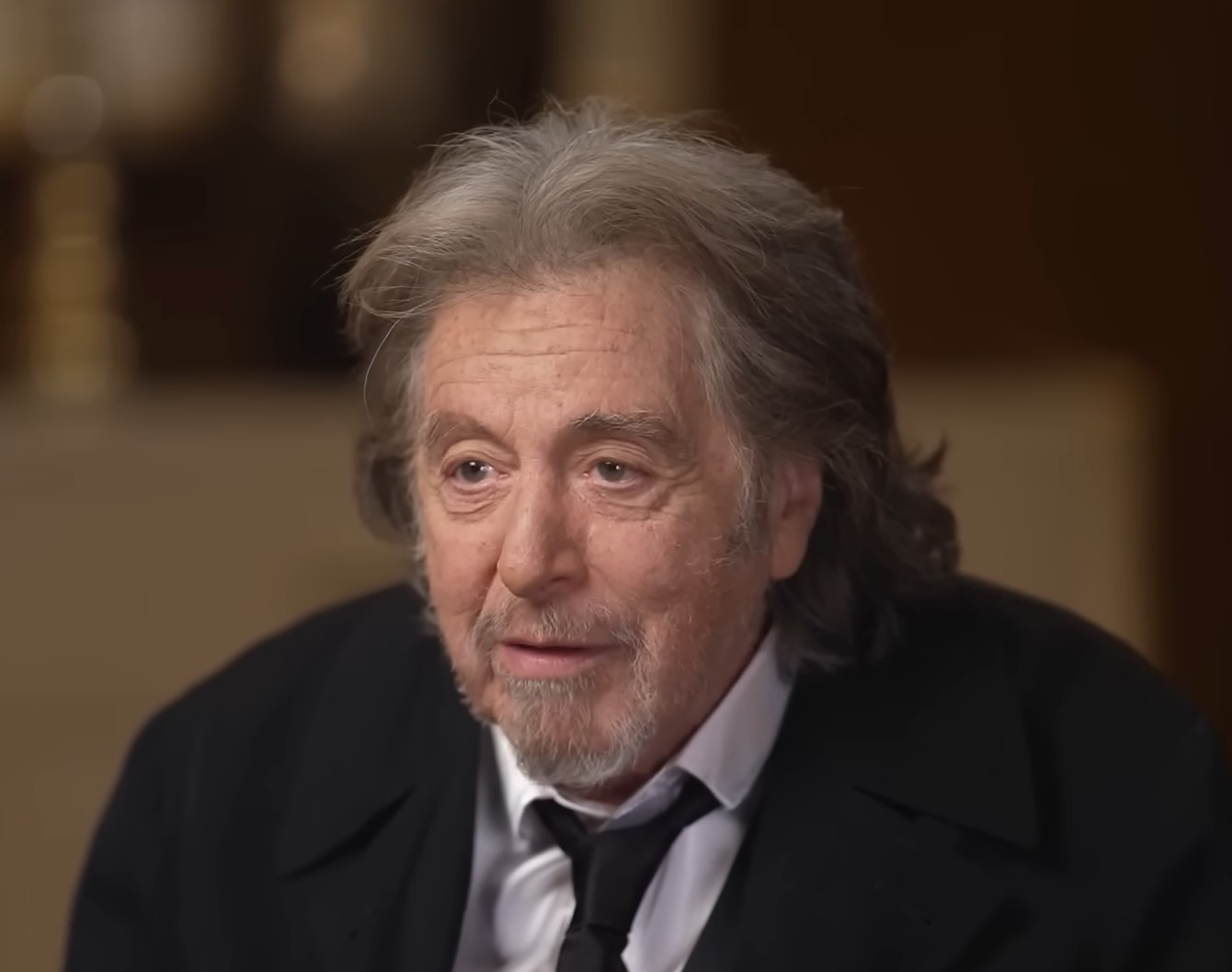 Al Pacino completa 86 anos no dia 25 de abril de 2026 e, recentemente, entrou para a seleta lista de atores que tiveram filhos com mais de 80 anos.Ele se tornou pai novamente em 2023, aos 83 anos, com o nascimento de seu filho Roman, fruto do relacionamento com Noor Alfallah, que tinha 29 anos na época. Na ocasião, o ator chegou a solicitar um teste de DNA para confirmar a paternidade. Além do caçula, Pacino tem outros três filhos adultos. 
 -  (crédito: Reprodução Youtube)