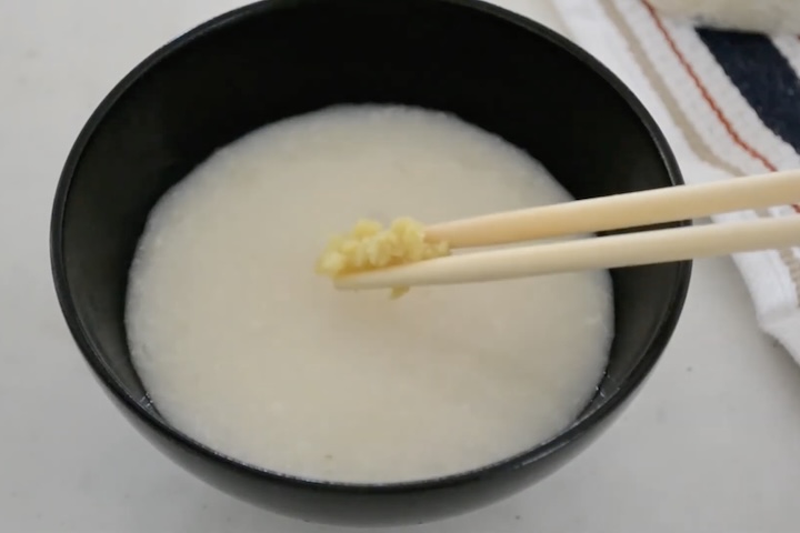 O sabor adocicado surge da conversão natural do amido do arroz em açúcares durante o processo de fermentação controlada. Por essa característica, o amazake não exige adição de açúcar refinado na preparação tradicional.