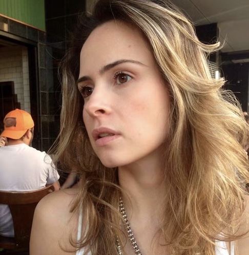 Natural de Belo Horizonte, em Minas Gerais, Ana Paula Renault se formou em jornalismo e fez pós-graduação em gestão de finanças. Ela é filha do advogado e ex-político mineiro Gerardo Renault e perdeu a mãe, Maria da Conceição Machado Renault, quando tinha 17 anos, vítima de um acidente de carro em 1998. A vencedora do BBB tem cinco irmãos, mas apenas uma, Cida Renault, é por parte de mãe e pai.