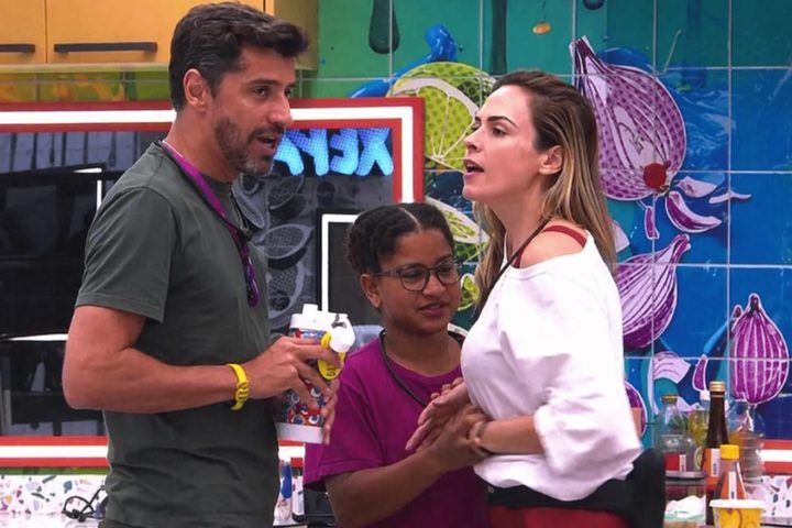 Quando retornou ao confinamento no BBB 26, a jornalista deixou claro que entrou determinada a disputar seriamente a premiação final, mesmo já contando com estabilidade fora do programa. Ao longo da nova temporada, sua participação ficou marcada por muitas provocações e tretas memoráveis.