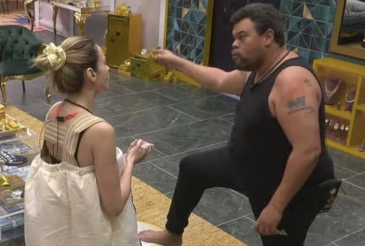 Ao longo do confinamento, Ana Paula também utilizou como estratégia o fato de permanecer constantemente no centro das conversas entre os rivais, o que ampliou sua visibilidade e reforçou sua presença na narrativa ao longo da temporada. 