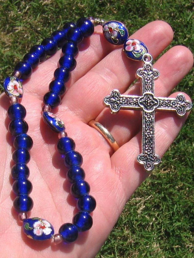 No Anglicanismo existe o “rosário anglicano” (ou Anglican prayer beads). Em vez de dezenas de Ave-Marias, o modelo costuma ter 33 contas, número simbólico ligado à idade de Jesus Cristo. As orações podem variar bastante, já que o anglicanismo permite mais flexibilidade na prática devocional.