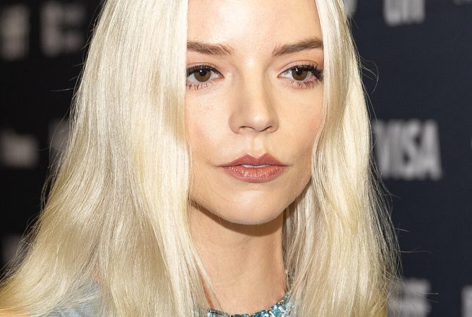 Anya Taylor-Joy comemora 30 anos e comparece ao Coachella