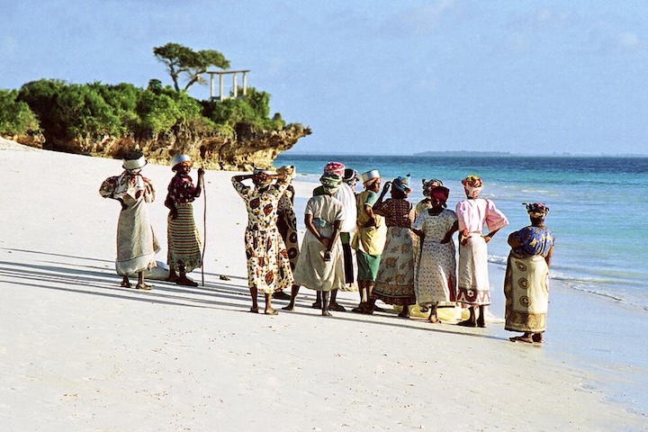 O território funciona como uma região semiautônoma que une influências africanas, árabes, indianas e europeias em um mosaico cultural. Ao longo dos séculos, o arquipélago ocupou posição estratégica nas rotas comerciais do Oceano Índico.