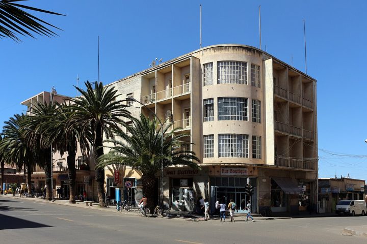 Outras características marcantes de Asmara são suas largas avenidas arborizadas, os edifícios históricos bem conservados e o ritmo de vida relativamente calmo. Tudo isso ajuda a criar uma paisagem urbana bem distinta de outras capitais da África.