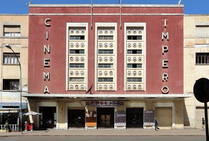 Ao caminhar pela Avenida Harnet, a principal da cidade, é difícil não se encantar com a elegância das cafeterias e os cinemas de fachada art déco — movimento internacional de design e arquitetura influente entre as décadas de 1920 e 1940 —, como o Cinema Impero. 
