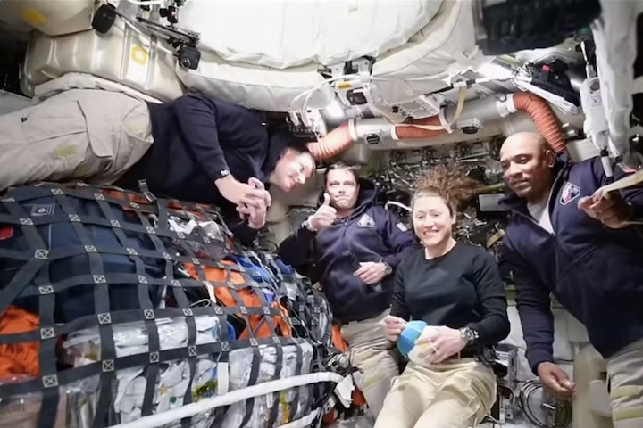 Outro destaque foi o caráter simbólico da equipe: Victor Glover tornou-se o primeiro negro a orbitar a Lua, Christina Koch a primeira mulher e o canadense Jeremy Hansen o primeiro não estadunidense nessa trajetória.