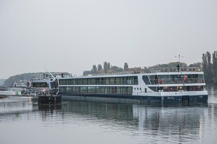 Rio Reno (Alemanha e região alpina): Famoso pelo trecho com a maior concentração de castelos medievais do mundo, os cruzeiros pelo Rio Reno são repletos de vinhedos em encostas, fortalezas e vilarejos românticos. 