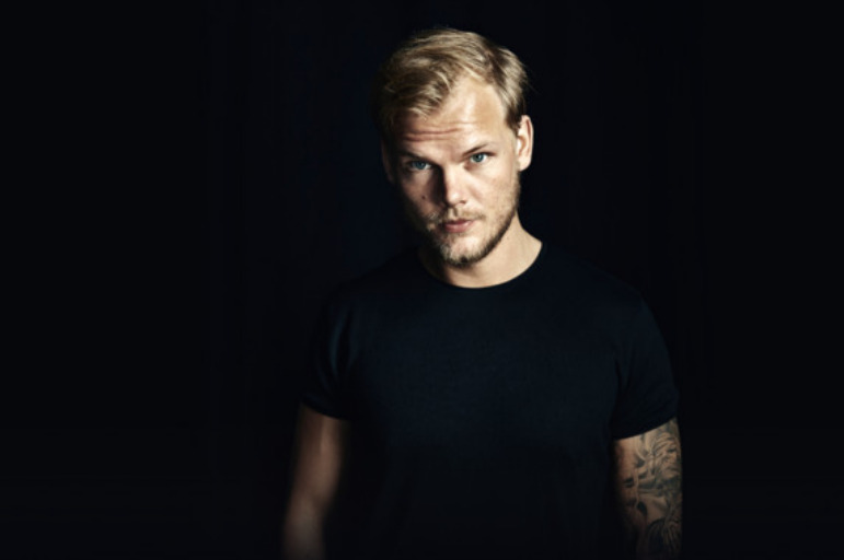 Aos 28 anos, Avicii faleceu no dia 20 de abril de 2018, na cidade de Mascate, em Omã. Embora a causa não tenha sido detalhada publicamente pelas autoridades, sabe-se que o artista tirou a própria vida. Na época, a morte do DJ causou grande comoção mundial e gerou debates acerca da importância da saúde mental.