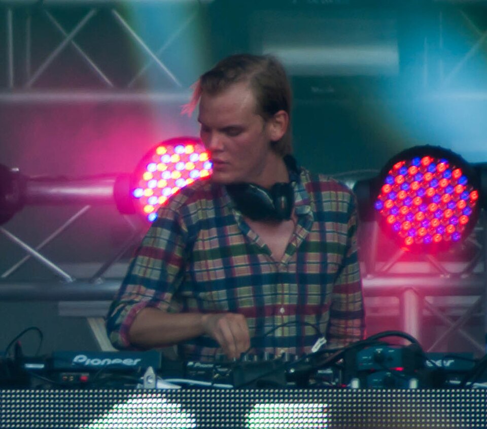 Em 2014, Avicii participou da música oficial da Copa do Mundo da FIFA 2014 realizada no Brasil. A faixa, intitulada “Dar um Jeito (We Will Find a Way)”, contou também com a participação de Carlos Santana, Wyclef Jean e Alexandre Pires. Também fez parceria com diversos cantores e bandas de sucesso. Em uma dessas ocasiões, trabalhou com Chris Martin na música “A Sky Full of Stars”, da banda Coldplay. Além de produzir a faixa, também gravou as partes de piano.

