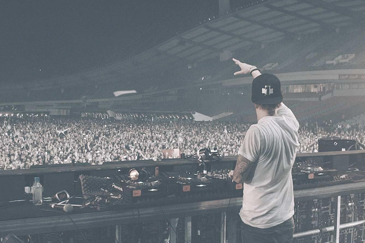 Para preservar sua saúde mental, se afastou dos palcos e passou a praticar meditação e fazer terapia, o que ajudou a reduzir sua ansiedade. Mesmo assim, a pressão da carreira e os problemas de saúde persistiram. Relatos indicam que sua equipe demorou a compreender a gravidade da situação.
