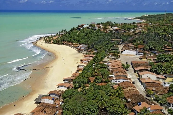 Baía Formosa, Rio Grande do Norte: Localizada na divisa com a Paraíba, Baía Formosa é um dos últimos redutos de natureza preservada do litoral potiguar, unindo falésias coloridas, dunas e a maior reserva de Mata Atlântica sobre dunas do estado.